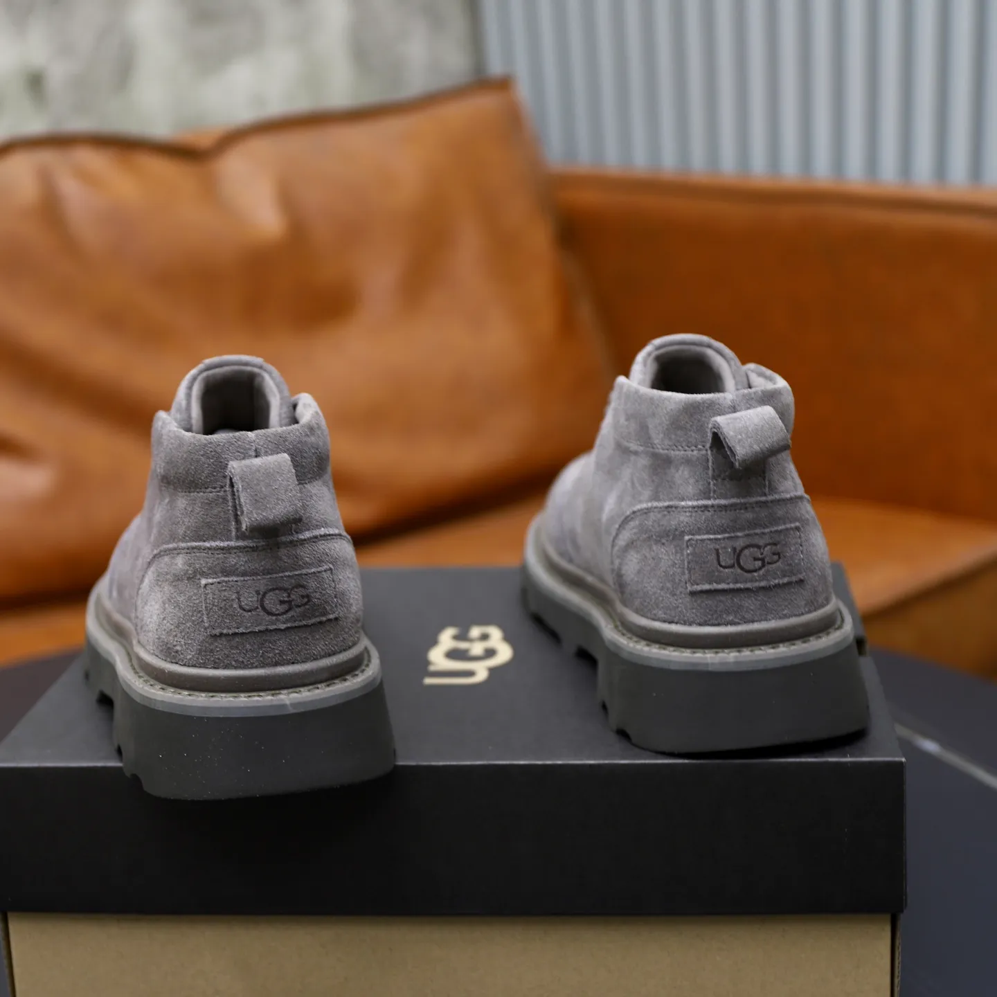 Ex-factory price: 640💰Thick wool imported from Australia Brand: UGG genuine purchasing agent Size: 39-45 Grade: Official website 1:1 Material: First layer of genuine leather waterproof and antifreeze upper Real wool lining Original non-slip soft wear-resistant outsole Style category: Men's casual shoes Trendy style Comfortable on the feet Color: Official website color synchronization